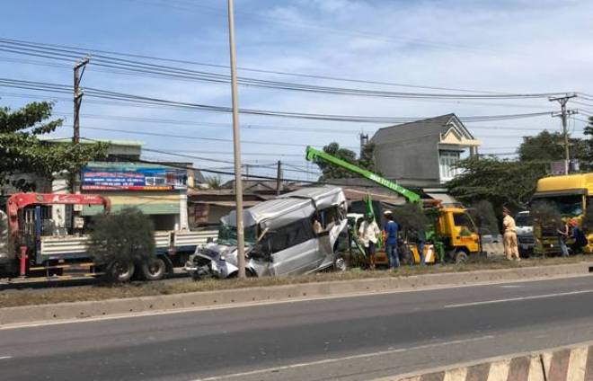 Ô tô 16 chỗ vỡ nát, bị kẹp chặt giữa xe bồn và xe ben