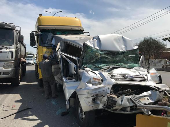 Ô tô 16 chỗ vỡ nát, bị kẹp chặt giữa xe bồn và xe ben