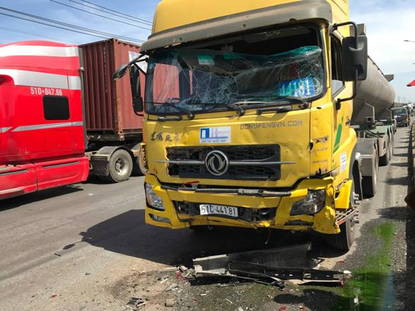 Ô tô 16 chỗ vỡ nát, bị kẹp chặt giữa xe bồn và xe ben