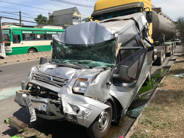 Ô tô 16 chỗ vỡ nát, bị kẹp chặt giữa xe bồn và xe ben