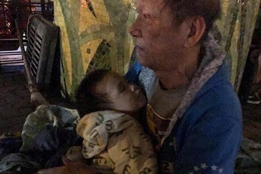 Cụ ông 72 tuổi bế cháu 3 tuổi ngủ gầm cầu: Trung tâm bảo trợ tiếp nhận