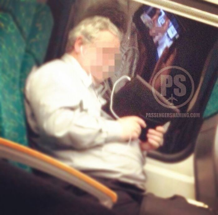 Phát khoảng hành khách khoả thân, mang búp bê tình dục lên máy bay