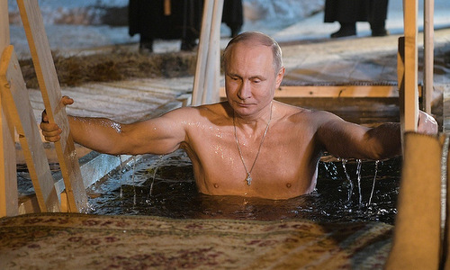 Putin ngâm mình dưới hồ nước lạnh giá