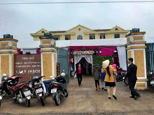 Đề nghị tạm đình chỉ công tác chủ tịch xã cho tổ chức đám cưới tại trụ sở