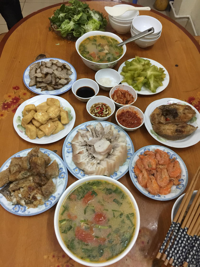 Chàng trai khoe mâm cơm bà nấu vì sợ cháu trai ăn uống thiếu chất khiến ai nhìn vào cũng nhớ nhà