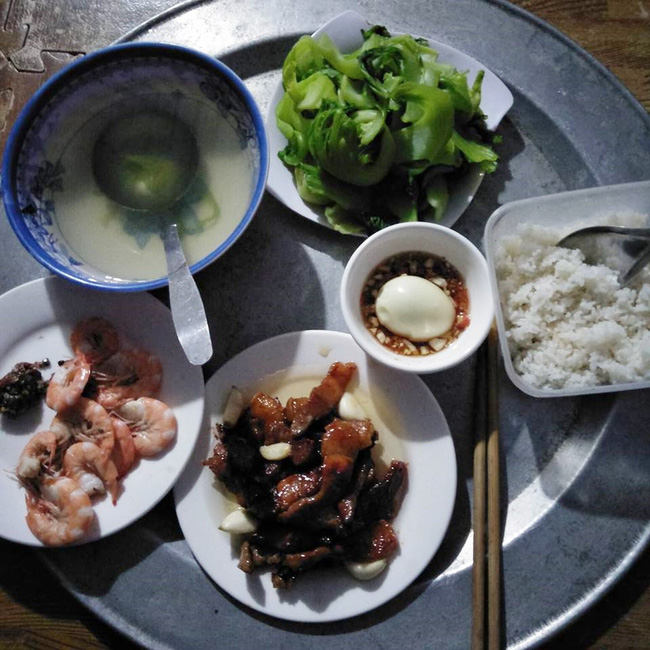 Khoe mâm cơm mẹ chồng để phần, nàng dâu trẻ khiến chị em xuýt xoa khi nhìn thấy đĩa tôm