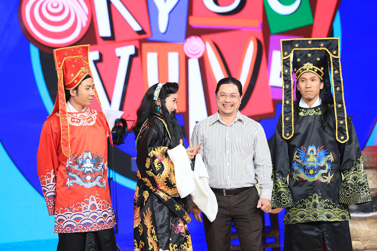 Hiếm hoi lắm mới thấy MC Lại Văn Sâm nghẹn ngào trên sóng truyền hình như thế này!