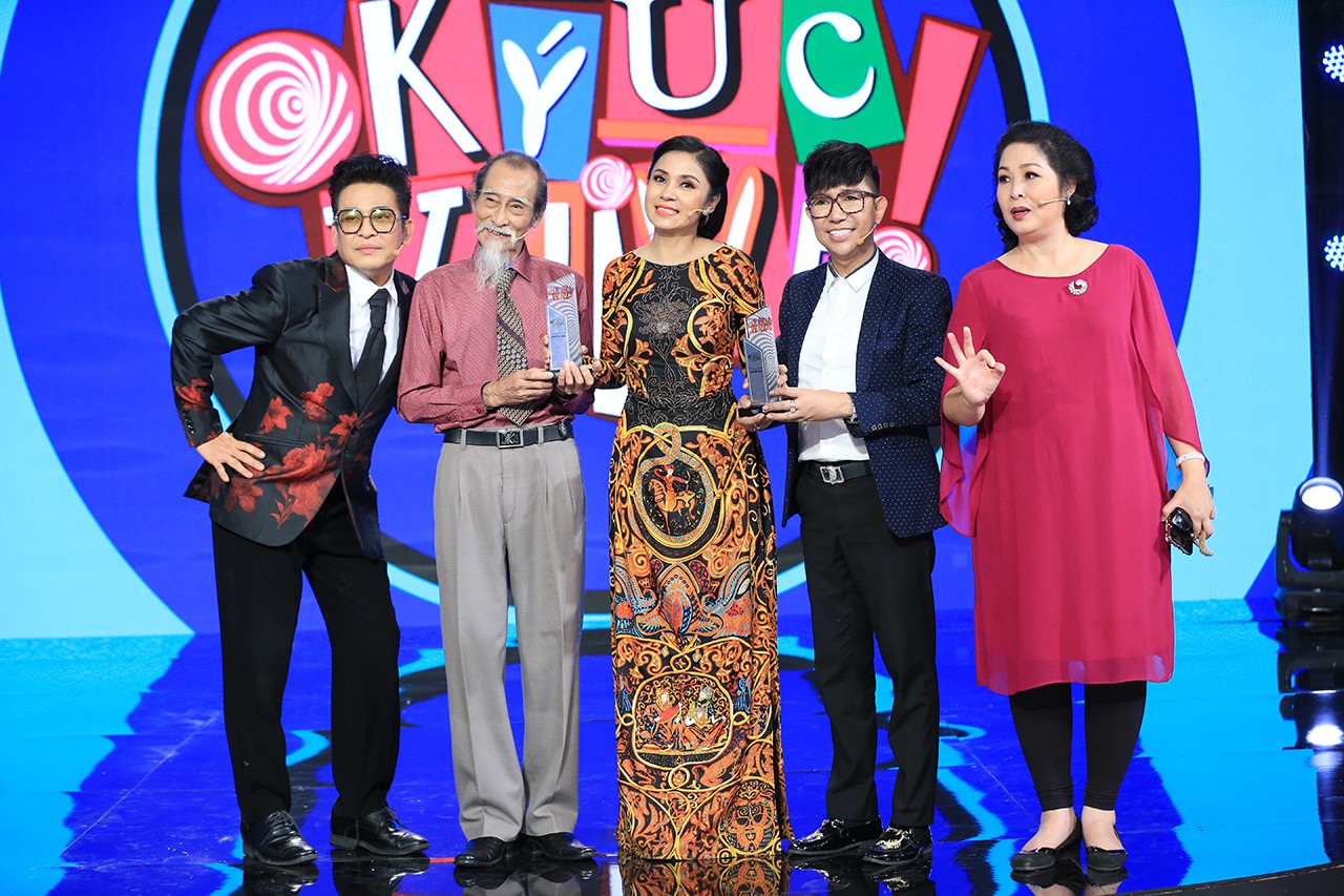 Hiếm hoi lắm mới thấy MC Lại Văn Sâm nghẹn ngào trên sóng truyền hình như thế này! Hiếm hoi lắm mới thấy MC Lại Văn Sâm nghẹn ngào trên sóng truyền hình như thế này!