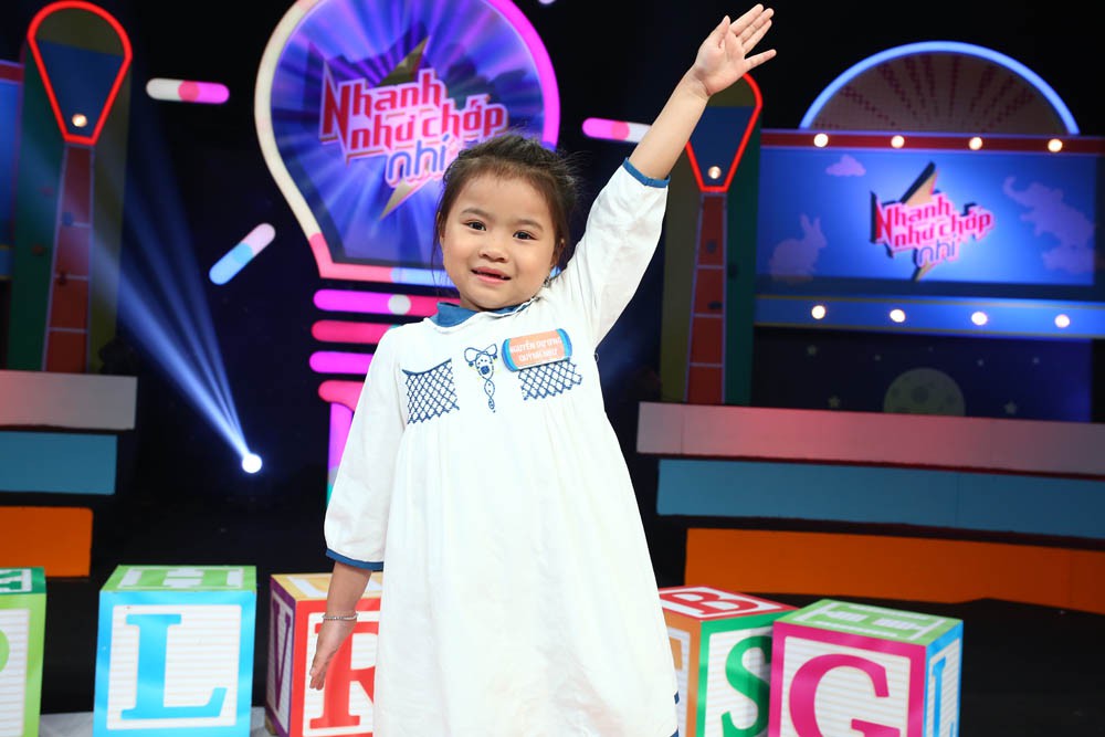 Ông bố trẻ Ngọc Trai khoe giọng hát khiến đàn con cười nắc nẻ