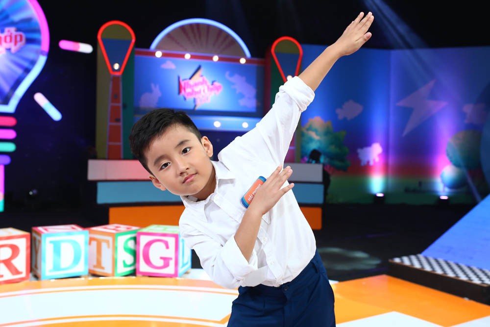 Ông bố trẻ Ngọc Trai khoe giọng hát khiến đàn con cười nắc nẻ