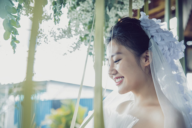 Văn Mai Hương để mặt mộc, hóa cô dâu gợi cảm khi chủ động cầu hôn bạn trai