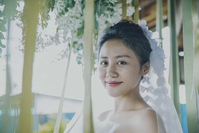 Văn Mai Hương để mặt mộc, hóa cô dâu gợi cảm khi chủ động cầu hôn bạn trai