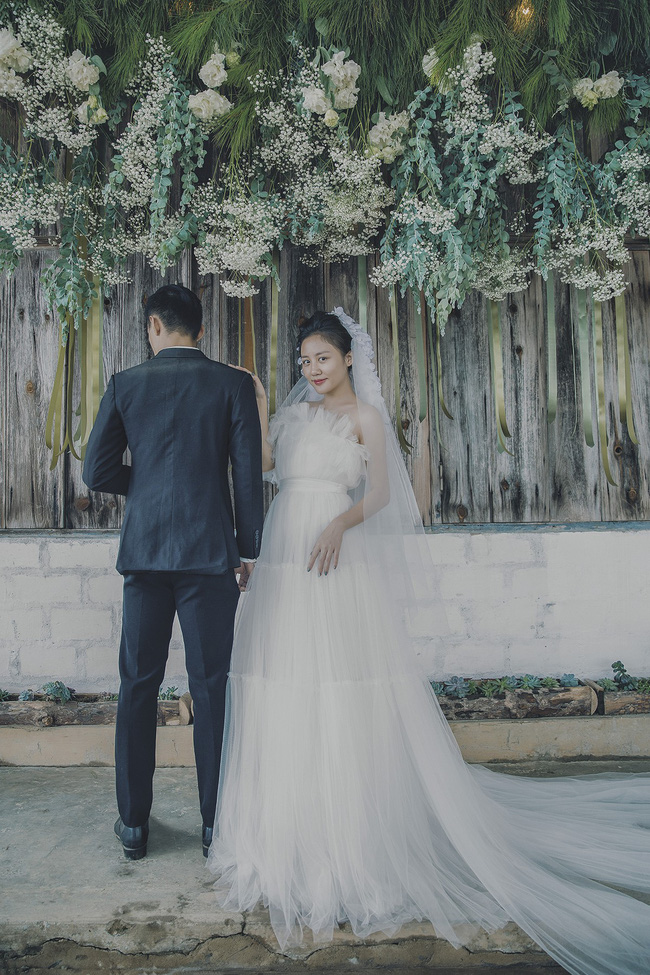 Văn Mai Hương để mặt mộc, hóa cô dâu gợi cảm khi chủ động cầu hôn bạn trai