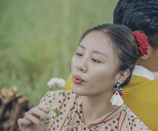 Văn Mai Hương để mặt mộc, hóa cô dâu gợi cảm khi chủ động cầu hôn bạn trai