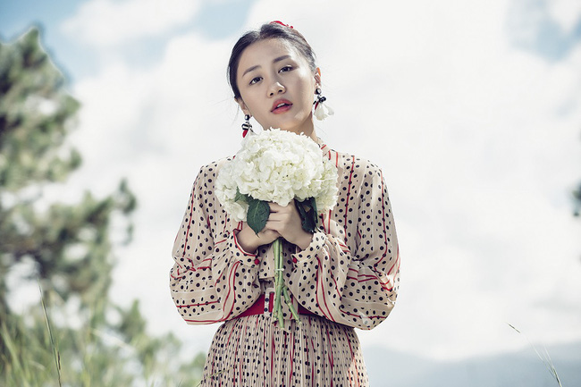 Văn Mai Hương để mặt mộc, hóa cô dâu gợi cảm khi chủ động cầu hôn bạn trai