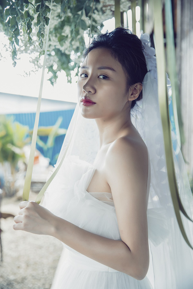 Văn Mai Hương để mặt mộc, hóa cô dâu gợi cảm khi chủ động cầu hôn bạn trai