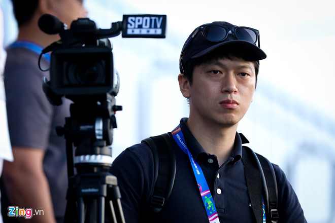 Thầy Park cười rạng rỡ khi phóng viên Hàn Quốc tới xem tuyển Việt Nam