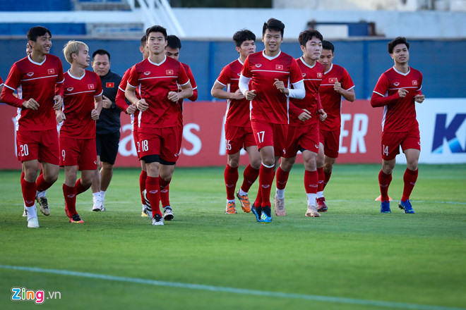 Thầy Park cười rạng rỡ khi phóng viên Hàn Quốc tới xem tuyển Việt Nam