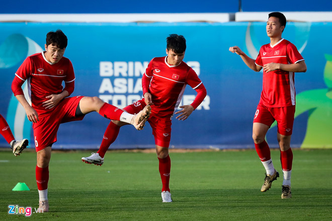 Thầy Park cười rạng rỡ khi phóng viên Hàn Quốc tới xem tuyển Việt Nam