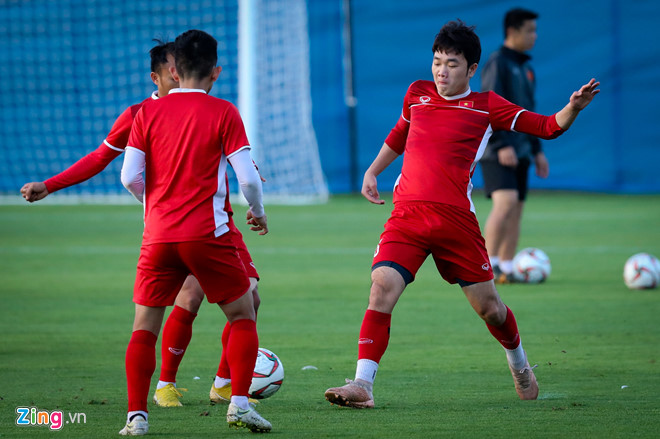 Thầy Park cười rạng rỡ khi phóng viên Hàn Quốc tới xem tuyển Việt Nam