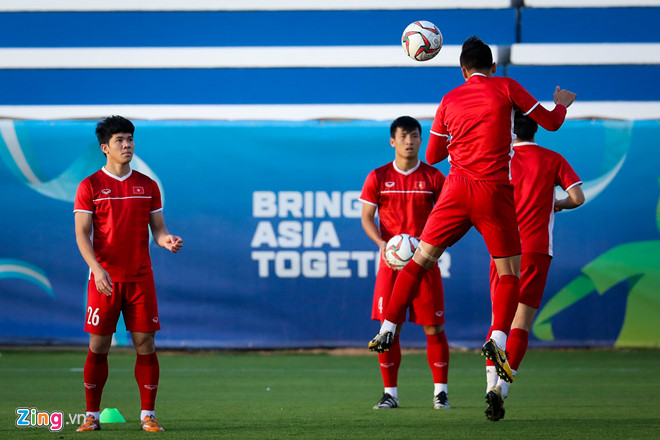 Thầy Park cười rạng rỡ khi phóng viên Hàn Quốc tới xem tuyển Việt Nam