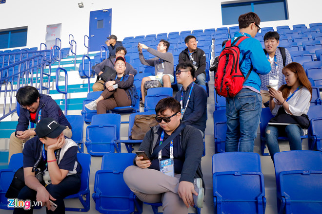 Thầy Park cười rạng rỡ khi phóng viên Hàn Quốc tới xem tuyển Việt Nam