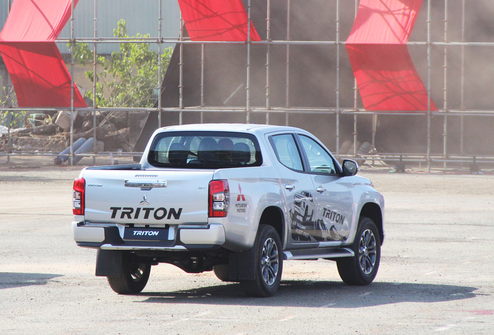 Mitsubishi Triton 2019 giá từ 730 triệu - nỗ lực lấy khách của Ford Ranger