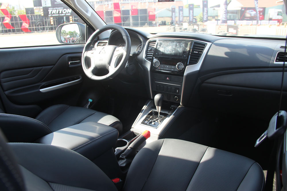 Mitsubishi Triton 2019 giá từ 730 triệu - nỗ lực lấy khách của Ford Ranger