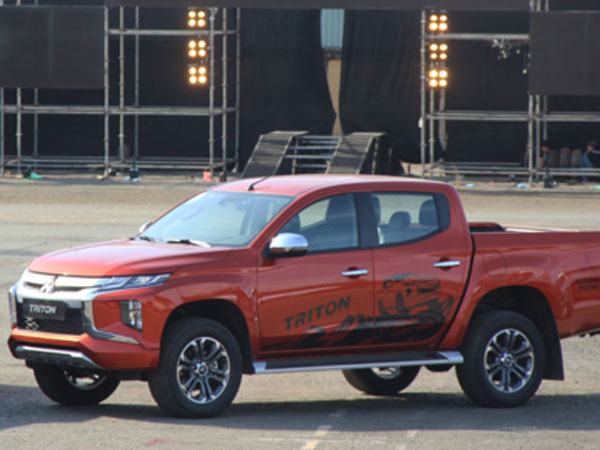 Mitsubishi Triton 2019 giá từ 730 triệu - nỗ lực lấy khách của Ford Ranger