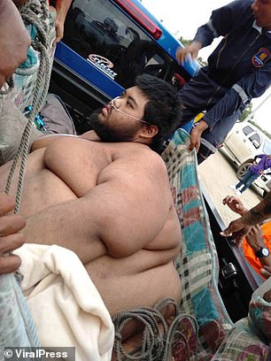 30 người vật lộn giải cứu thanh niên nặng hơn 300 kg ở Thái Lan