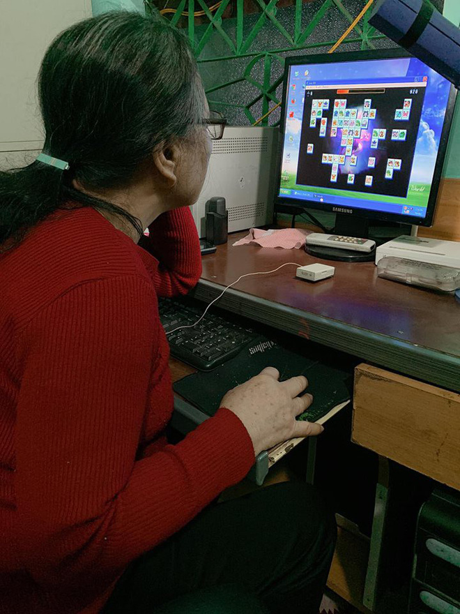 Cháu trai chụp hình bà 80 tuổi mải mê chơi điện tử và câu chuyện cảm động phía sau