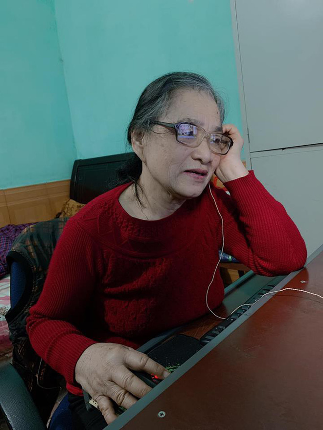 Cháu trai chụp hình bà 80 tuổi mải mê chơi điện tử và câu chuyện cảm động phía sau