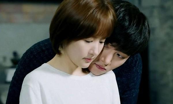 Hí hửng bóc phong bì cưới dày cộp đêm tân hôn, bức ảnh rơi ra khiến tôi chết điếng