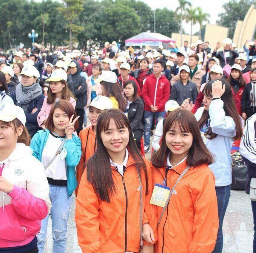 Cặp chị em sinh đôi làm cùng công ty, lấy chồng cùng một ngày nhận nhiều chú ý trên MXH