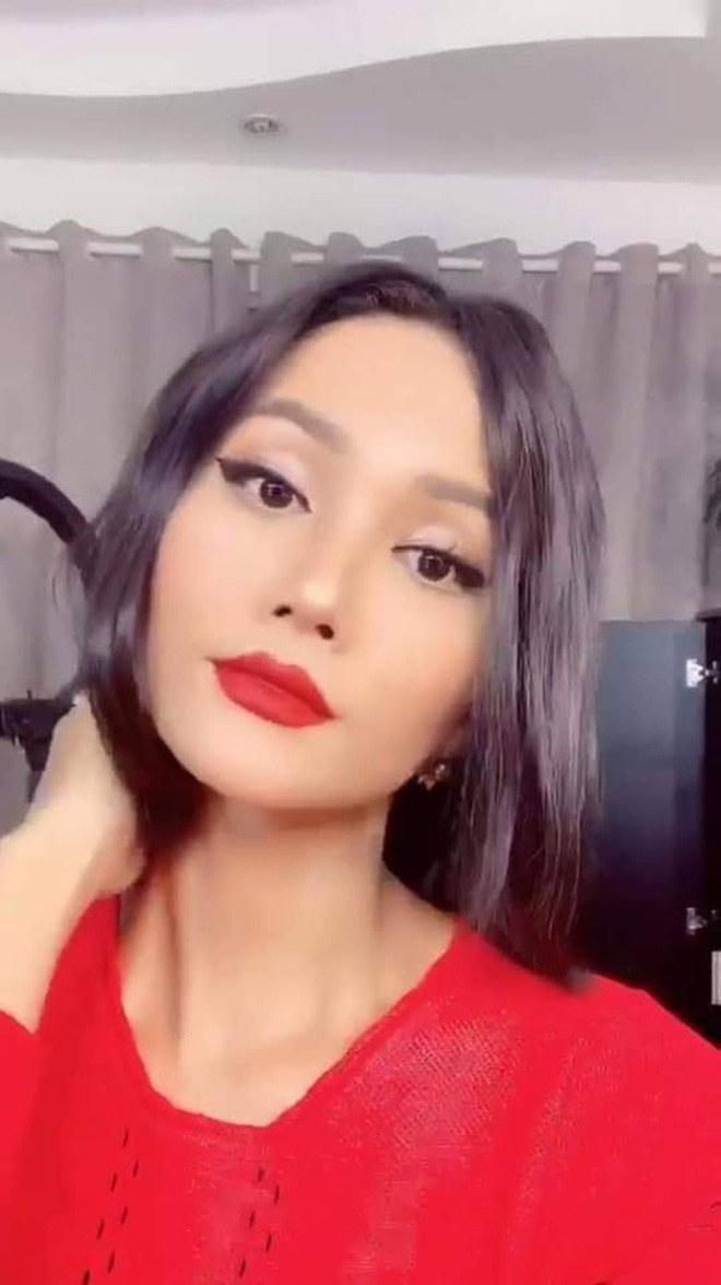 Nhìn những lần HHen Niê thử sức với tóc dài sẽ thấy tóc tém vẫn hợp với cô nhất