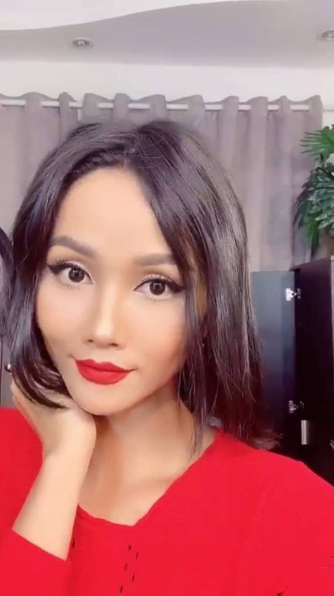 Nhìn những lần HHen Niê thử sức với tóc dài sẽ thấy tóc tém vẫn hợp với cô nhất