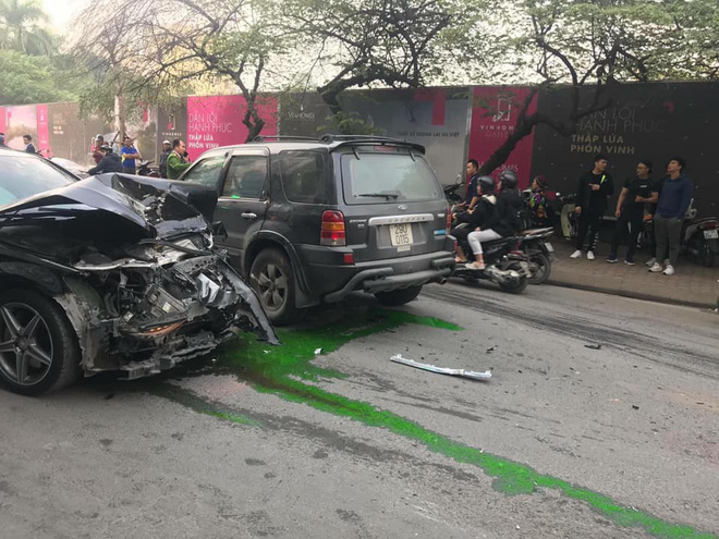 Clip cận cảnh vụ xe điên lao kinh hoàng trên phố Hà Nội chiều nay