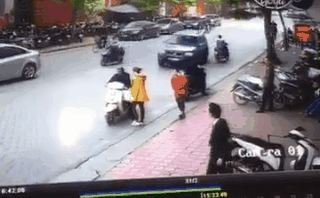 Clip cận cảnh vụ xe điên lao kinh hoàng trên phố Hà Nội chiều nay