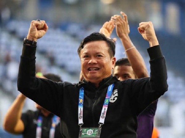 HLV Sirisak Yodyadthai: ĐT Thái Lan may mắn khi gặp Trung Quốc ở vòng 1/8
