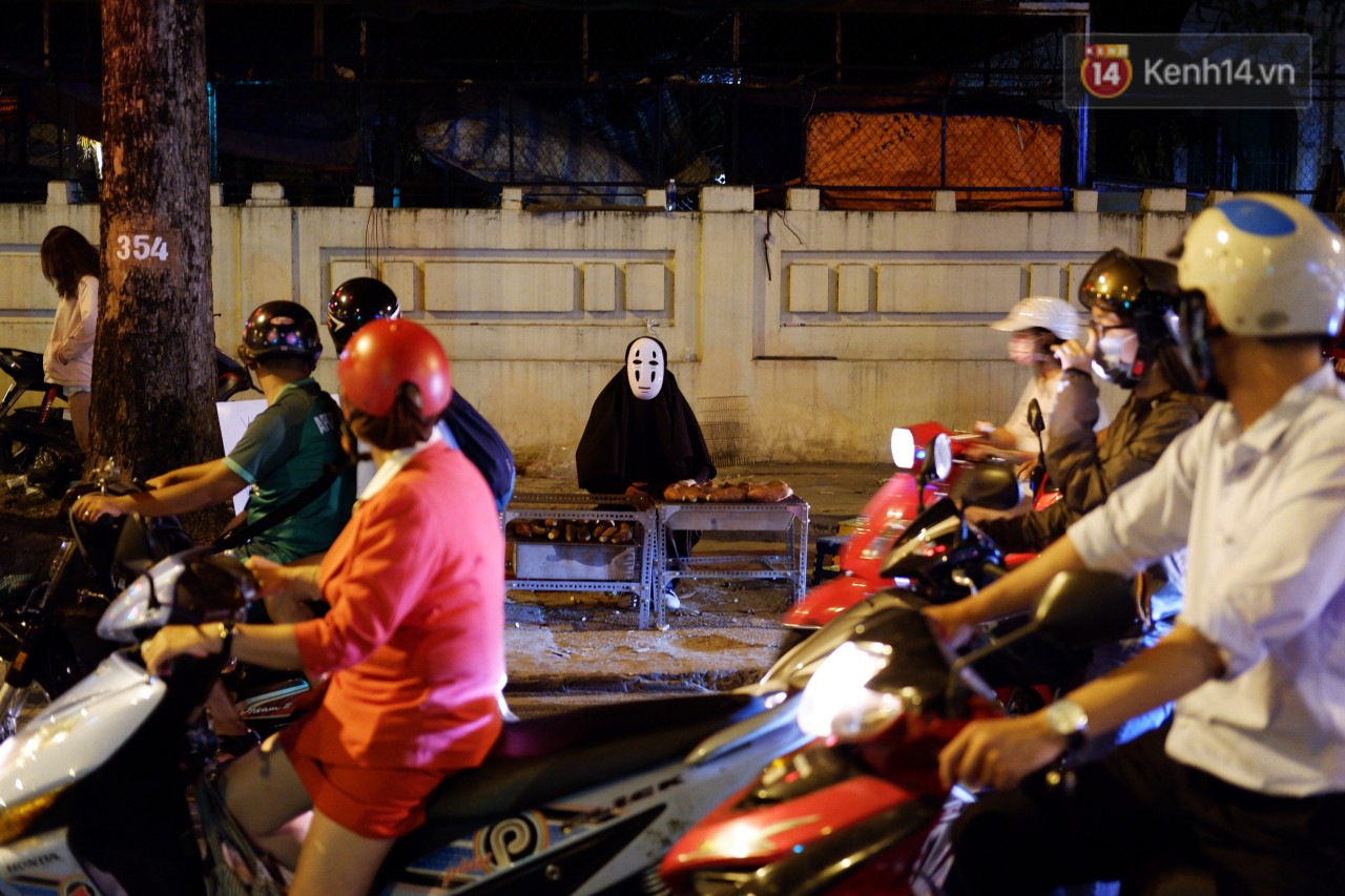 Một anh chàng duyên hết sức trên vỉa hè Sài Gòn: Muốn làm người lương thiện, Vô Diện phải bán khoai!