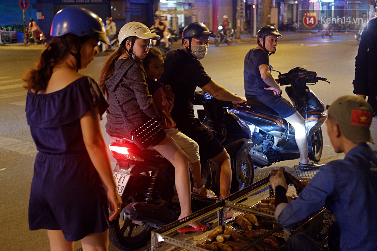 Một anh chàng duyên hết sức trên vỉa hè Sài Gòn: Muốn làm người lương thiện, Vô Diện phải bán khoai!