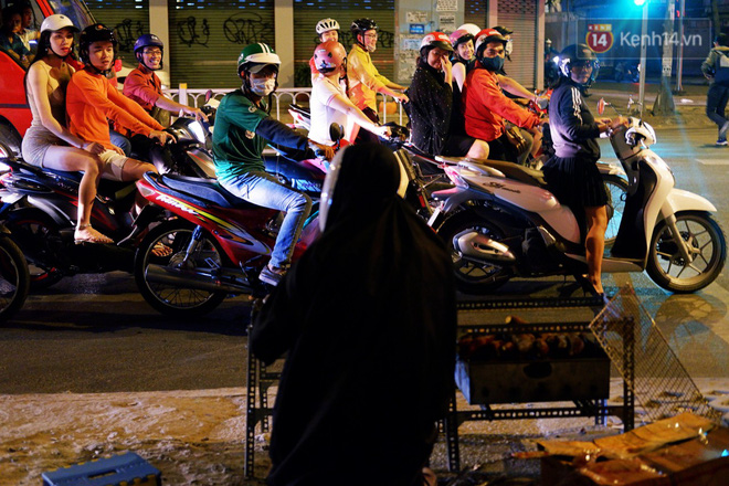 Một anh chàng duyên hết sức trên vỉa hè Sài Gòn: Muốn làm người lương thiện, Vô Diện phải bán khoai!