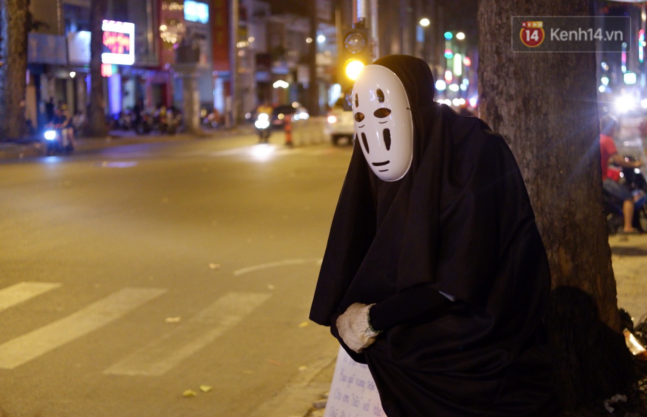 Một anh chàng duyên hết sức trên vỉa hè Sài Gòn: Muốn làm người lương thiện, Vô Diện phải bán khoai!