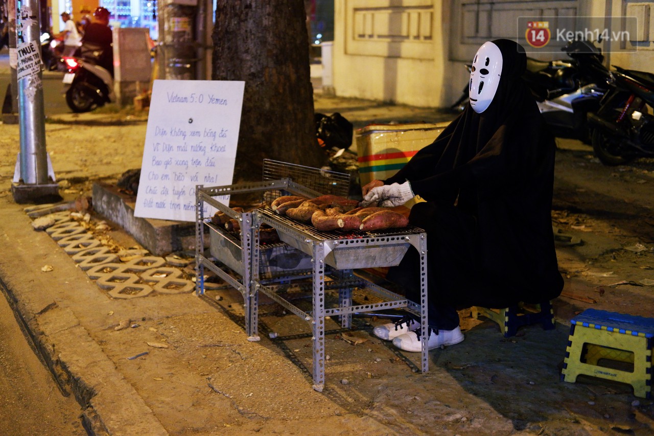 Một anh chàng duyên hết sức trên vỉa hè Sài Gòn: Muốn làm người lương thiện, Vô Diện phải bán khoai!