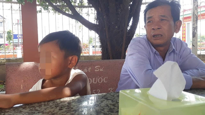 Nước mắt hai đứa trẻ khi cha bị tuyên tử hình vì giết mẹ