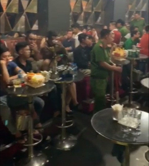 Đột kích vũ trường Đông Kinh, gần 50 dân chơi đang uốn éo trong tiếng nhạc tìm cách phi tang ma túy rồi bỏ chạy tán loạn