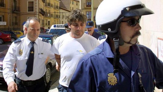 Ra toà vì tội giết vợ, được tha lại giết tiếp người tình