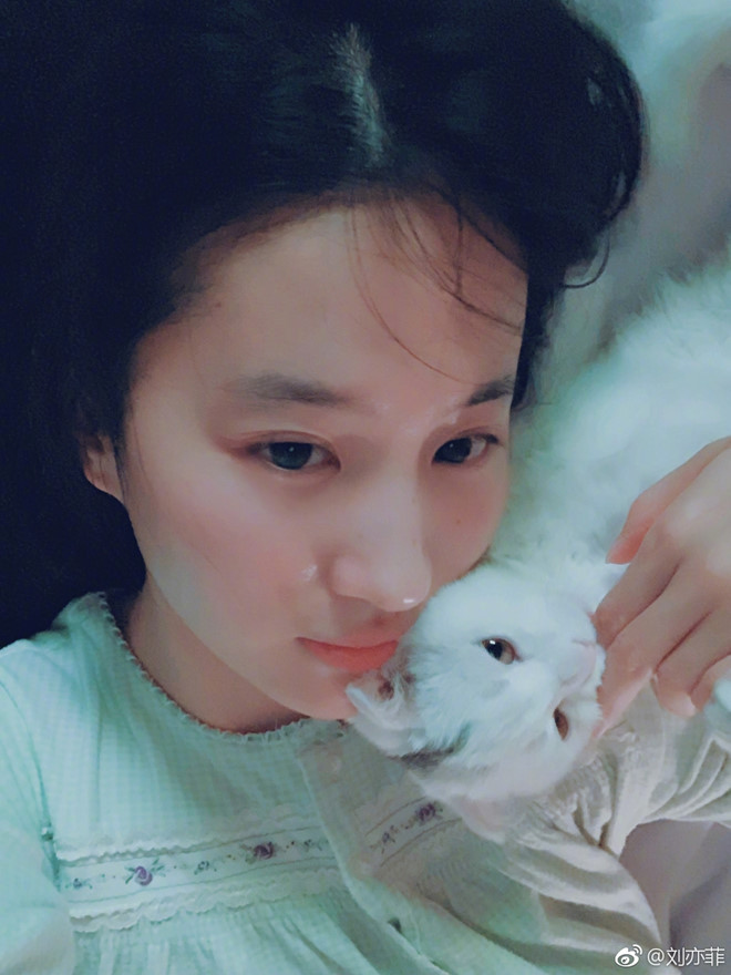 Lưu Diệc Phi xinh đẹp hơn và sống kín tiếng ở tuổi 32