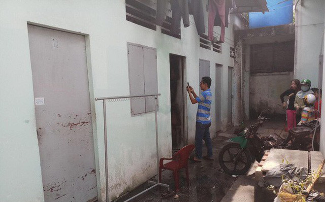 Người đàn ông nằm thoi thóp bên vũng máu, cạnh xe máy đang bốc cháy