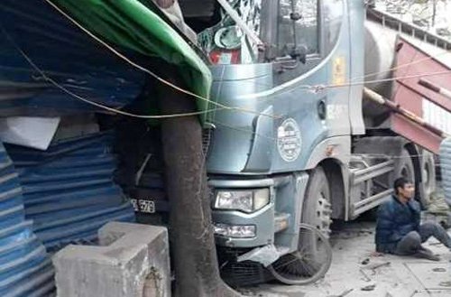 Người đàn ông bò ra khỏi gầm xe bồn sau tai nạn